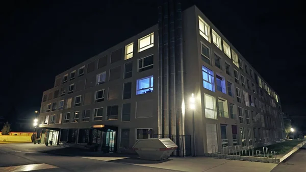 Geceleri Penceresinde Mavi Işık Olan Sanayi Binası — Stok fotoğraf
