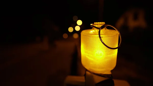 Lampe Avec Ampoule Sur Fond Sombre — Photo