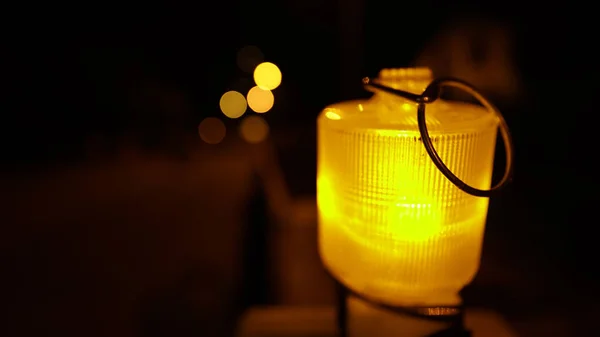 Lámpara Con Bombilla Sobre Fondo Oscuro — Foto de Stock