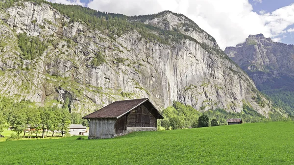 Naturskön Bild Landskap Med Vackra Berg Och Grön Äng Och — Stockfoto