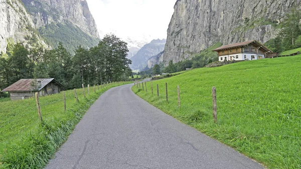 Cena Panorâmica Paisagem Com Bela Montanha Prado Verde Sob — Fotografia de Stock