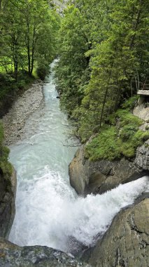 Trummelbachfalle vadiye akıyor.                  