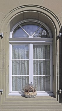 Eski evin kentindeki pencerenin yakın görüntüsü