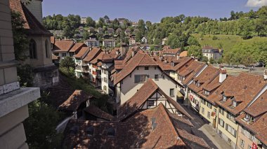 Eski Avrupa kentinin çatılarının havadan görünümü