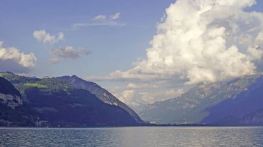 bulutlu gökyüzü altında güzel dağ gölü sakin çekim