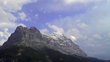 güzel karlı dağların sakin atış