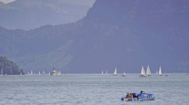 Dağlı ve tekneli manzara manzarası