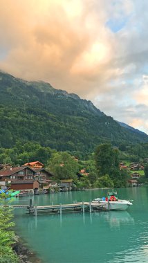 İsviçre 'deki mavi gölde beyaz motorlu tekne.