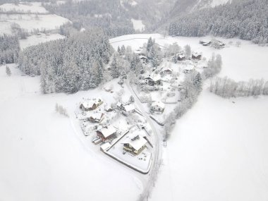 güzel karlı dağların sakin atış