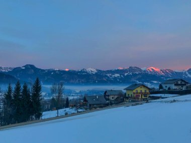 gün batımında güzel karlı dağların sakin çekim