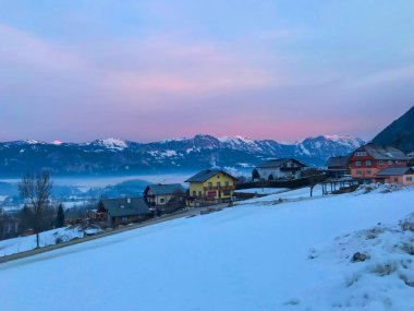 gün batımında güzel karlı dağların sakin çekim