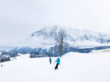 kayak insanlar ile güzel karlı dağ manzara çekim