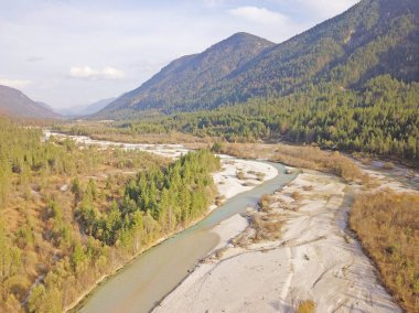 Güzel dağ nehir havadan görünümü