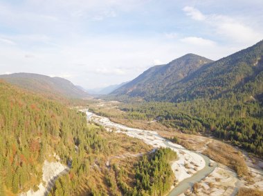 Güzel dağ nehir havadan görünümü