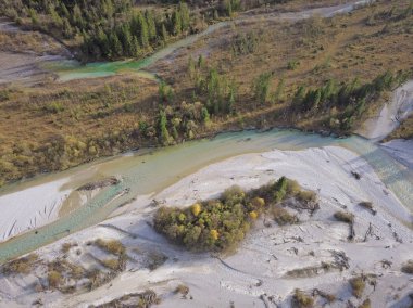 Güzel dağ nehir havadan görünümü