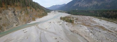 Güzel dağ nehir havadan görünümü