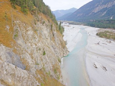 Güzel dağ nehir havadan görünümü