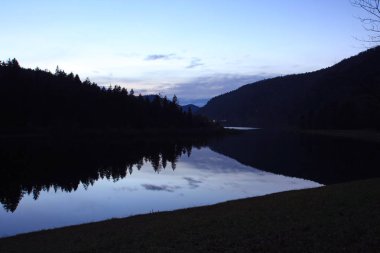 gün batımında güzel dağ gölü sakin çekim