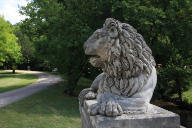 Parktaki aslan heykeli, yakın çekim.