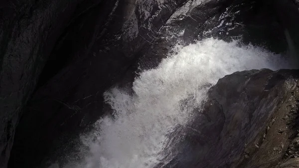 有溪流的岩石峡谷风景 — 图库照片