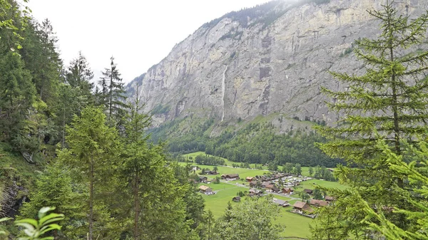 Cena Panorâmica Paisagem Com Bela Montanha Prado Verde Sob — Fotografia de Stock