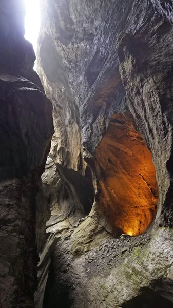 渓流と岩の峡谷の景色 — ストック写真