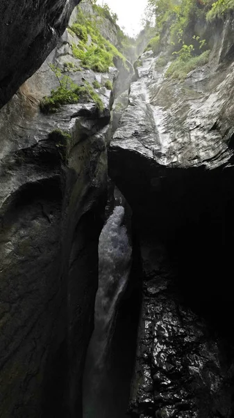 渓流と岩の峡谷の景色 — ストック写真