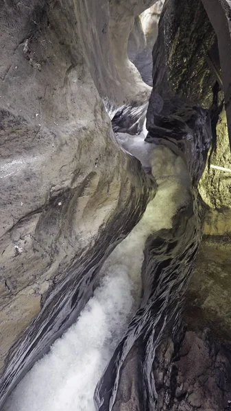 흐르는 바위투성이 협곡의 — 스톡 사진