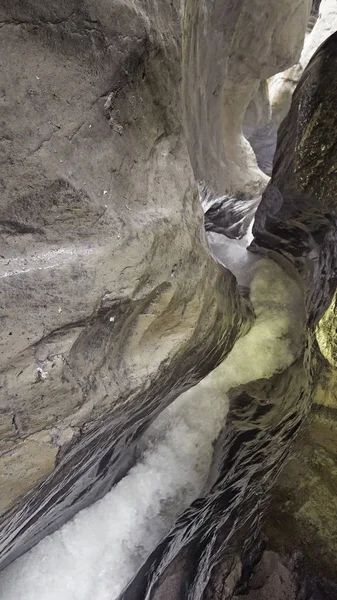 Мальовничий Вид Скелясту Ущелину Водяним Потоком — стокове фото