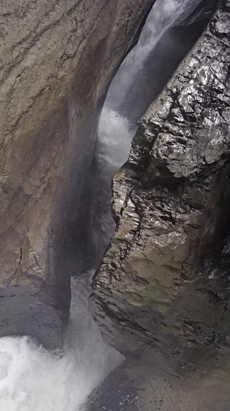 渓流と岩の峡谷の景色 — ストック写真