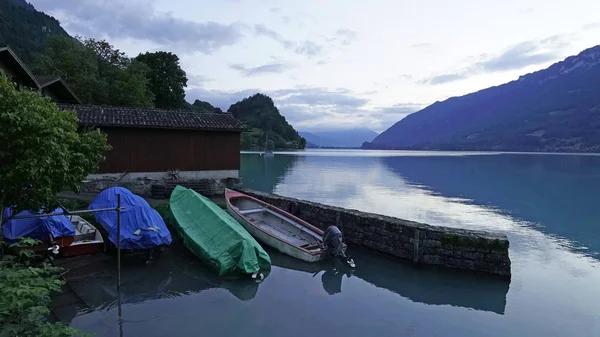Bateau Couvert Bord Lac Iseltwald Vue Panoramique — Photo