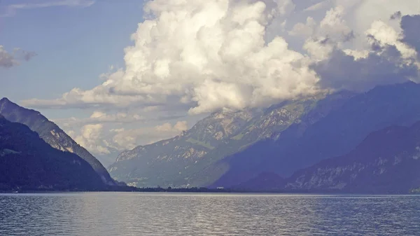 Plan Tranquille Beau Lac Montagne Sous Ciel Nuageux — Photo