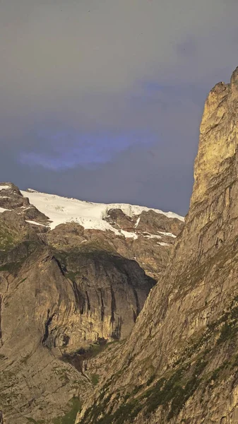 Rustige Shot Van Prachtige Besneeuwde Bergen — Stockfoto