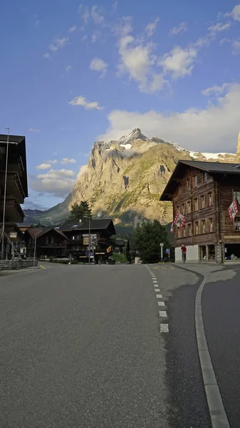 Ulica Grindelwald Drewnianymi Domkami — Zdjęcie stockowe
