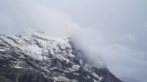 Ruhige Aufnahme Des Schönen Schneebedeckten Berggipfels Mit Wolken Darüber — Stockfoto