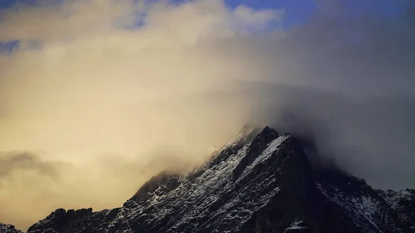 Ruhige Aufnahme Des Schönen Schneebedeckten Berggipfels Mit Wolken Darüber — Stockfoto