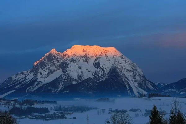 Tranquilo Tiro Hermosas Montañas Nevadas Puesta Del Sol — Foto de Stock