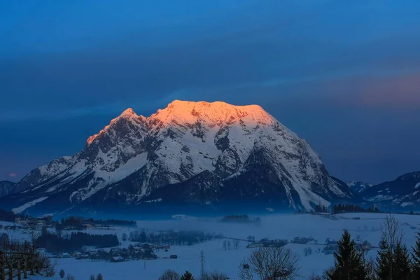 Tranquilo Tiro Hermosas Montañas Nevadas Puesta Del Sol — Foto de Stock