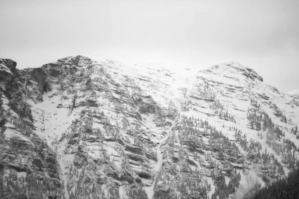 Rustige Shot Van Prachtige Besneeuwde Bergen — Stockfoto