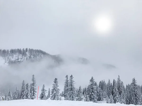 Спокойный Снимок Красивых Снежных Гор Солнцем Сияющим Сквозь Облака — стоковое фото