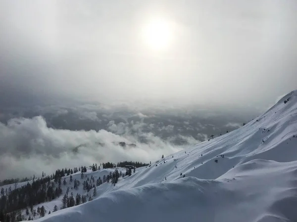 Plan Tranquille Belles Montagnes Enneigées Avec Soleil Brillant Travers Les — Photo