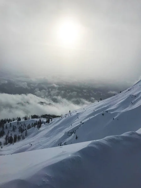 Rustige Shot Van Prachtige Besneeuwde Bergen Met Zon Schijnt Door — Stockfoto