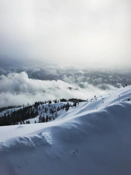 Rustige Shot Van Prachtige Besneeuwde Bergen Met Zon Schijnt Door — Stockfoto