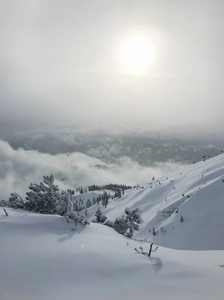 Rustige Shot Van Prachtige Besneeuwde Bergen Met Zon Schijnt Door — Stockfoto