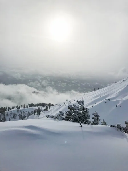 Rustige Shot Van Prachtige Besneeuwde Bergen Met Zon Schijnt Door — Stockfoto