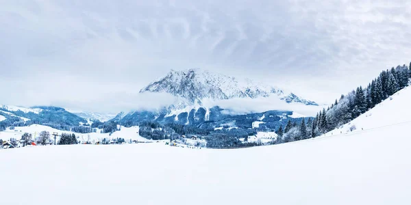 Lugn Bild Vackra Snöiga Berg — Stockfoto