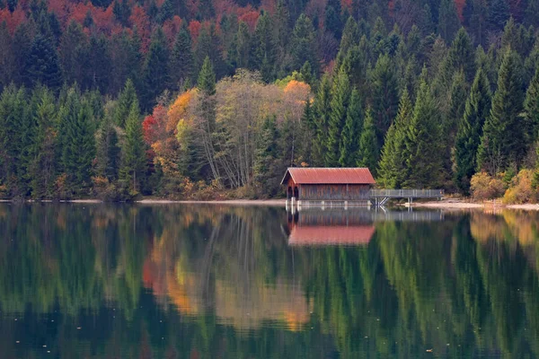 Ruhige Aufnahme Eines Wunderschönen Bergsees Mit Herbstlichen Bäumen Die Sich — Stockfoto