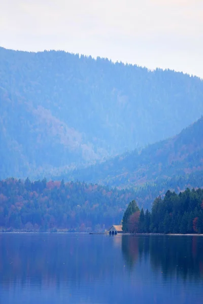 Спокойный Снимок Красивого Горного Озера — стоковое фото