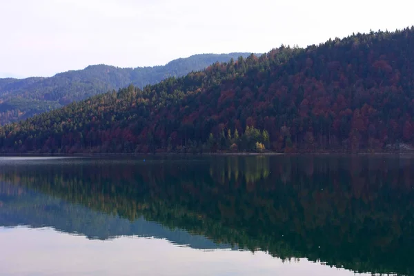 美しい山の湖の静かなショット — ストック写真