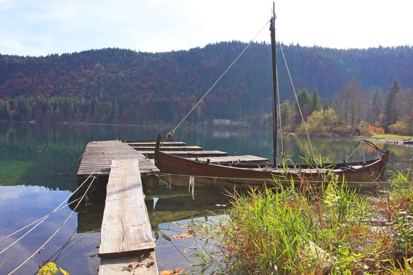 Plan Tranquille Bateau Dans Magnifique Lac Montagne — Photo